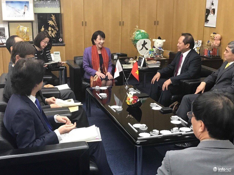 Bộ trưởng Bộ Nội vụ và Truyền thông Nhật Bản Sanae Takaichi và các quan chức của Bộ đã thân mật tiếp Bộ trưởng Bộ TT&TT Trương Minh Tuấn và Đoàn công tác Bộ TT&TT Việt Nam.