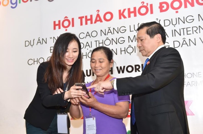 Bà Đỗ Mỹ Hạnh - Thành viên ban dự án - Google Châu Á Thái Bình Dương đang hỗ trợ bà Hà Thị Thắm tìm thông tin thời tiết ở tỉnh Bắc Giang cùng với ông Lại Xuân Môn.
