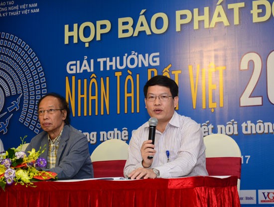 Ông Nguyễn Văn Tấn - Phó Tổng Giám đốc VNPT-Media, Phó Trưởng Ban tổ chức giải thưởng Nhân tài Đất Việt 2017 trao đổi thông tin tại lễ phát động giải thưởng ngày 30/5.