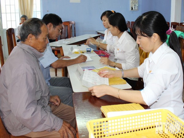 Nhân viên Bưu điện tỉnh thực hiện việc chi trả thủ tục hành chính tại phường Phước Mỹ (Tp. Phan Rang-Tháp Chàm).