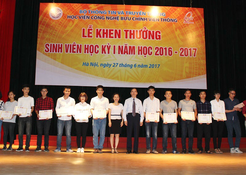 TS. Vũ Văn san Giám đốcHọc viện trao học bổng và tặng giấy khen cho những sinh viên có thành tích học tập xuất sắc học kỳ 1 năm học 2016-2017.