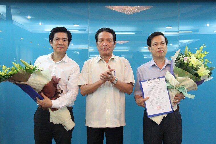 Thay mặt Lãnh đạo Bộ, Thứ trưởng Hoàng Vĩnh Bảo trao Quyết định và chúc mừng tân Cục trưởng Cục Thông tin đối ngoại Đoàn Công Huynh (bên trái) và ông Nguyễn Văn Tạo (bên phải).
