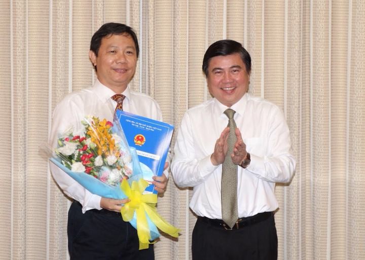 Chủ tịch Nguyễn Thành Phong trao quyết định bổ nhiệm cho ông Dương Anh Đức. Ảnh: VGP/Trần Nhật Minh.