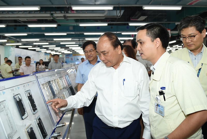 Thủ tướng Nguyễn Xuân Phúc tham quan khu đào tạo công nhân của Samsung. Ảnh: VGP/Quang Hiếu
