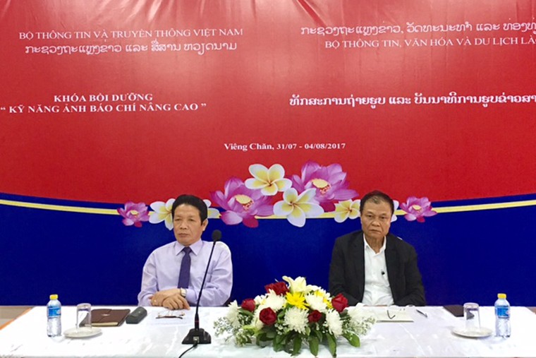 Thứ trưởng Bộ TT&TT Việt Nam Hoàng Vĩnh Bảo và Thứ trưởng Bộ Thông tin - Văn hoá và Du lịch Lào tham dự và phát biểu tại lễ khai giảng