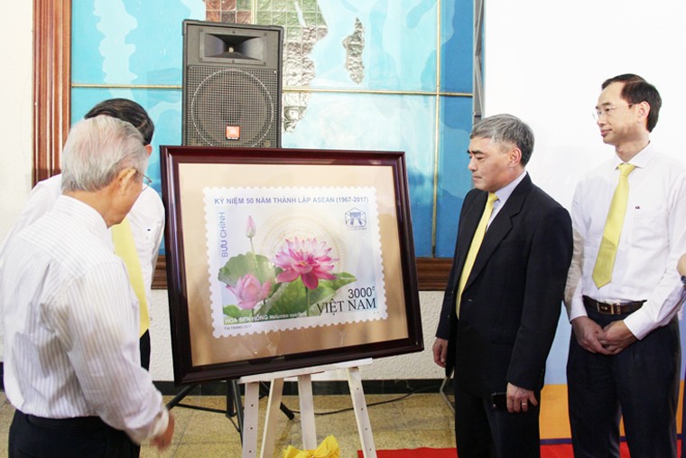 Bộ tem “Kỷ niệm 50 năm thành lập ASEAN (1967-2017)” của Việt Nam do họa sĩ Tô Minh Trang thiết kế. 