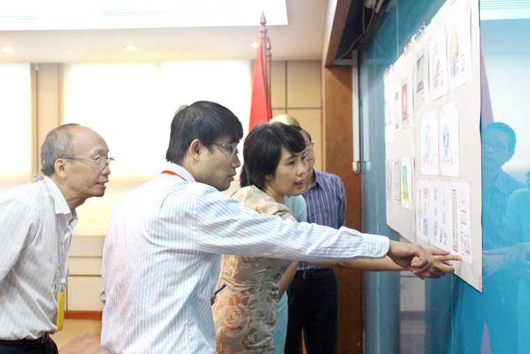 Thành viên Hội đồng duyệt mẫu tem bưu chính "Chào mừng Năm APEC Việt Nam 2017" say mê thảo luận để lựa chọn ra mẫu tem phù hợp với chủ đề và nội dung của Năm APEC Việt Nam 2017. Ảnh: Thảo Anh