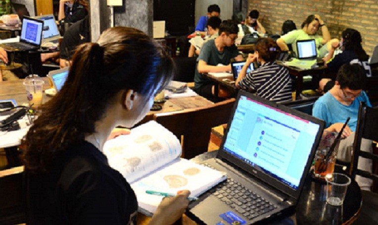Theo Bộ Thông tin và Truyền thông, với tỷ lệ người dùng internet đạt 53% trên tổng số dân, Việt Nam đứng vị trí thứ 16 trong tốp 20 quốc gia có số người sử dụng Internet nhiều nhất tại châu Á. Ảnh minh hoạ: VIA