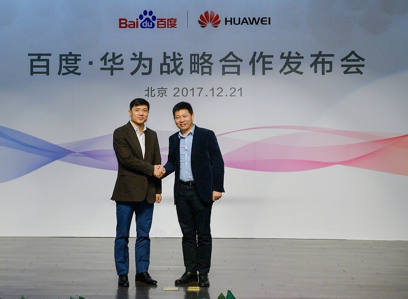 CEO của Nhóm Kinh doanh Tiêu dùng Huawei, Richard Yu(bên phải), và Chủ tịch kiêm CEO của Baidu, Robin Li (trái) công bố Thỏa thuận hợp tác chiến lược toàn diện. Ảnh: KL