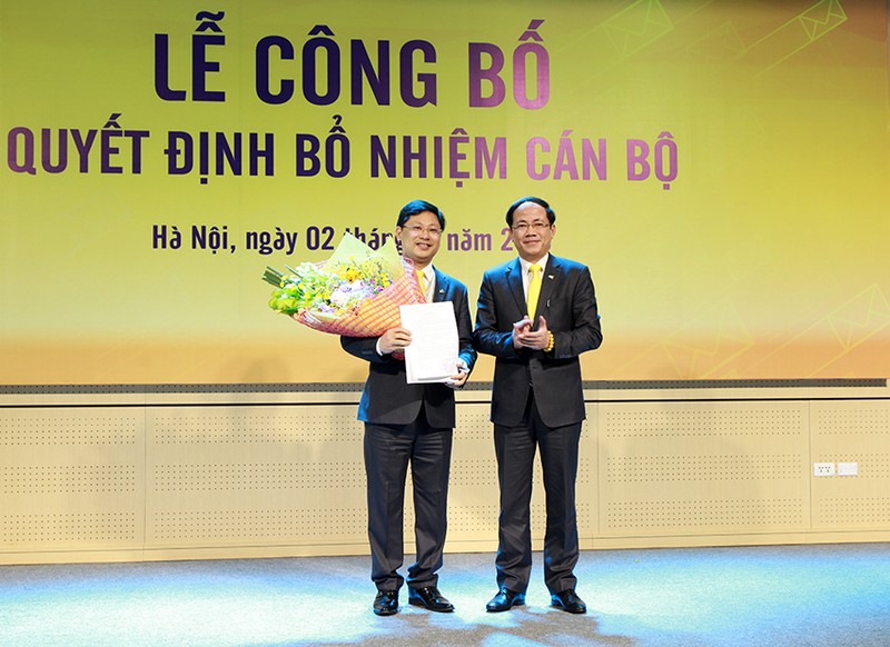 Chủ tịch HĐTV Phạm Anh Tuấn trao Quyết định bổ nhiệm Tổng giám đốc cho ông Chu Quang Hào. Ảnh: VNPost.