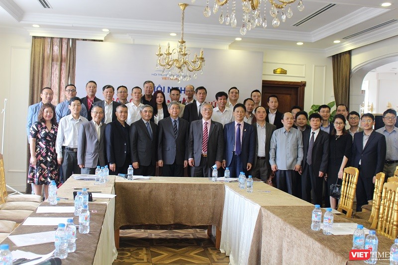 Các Ủy viên Ban Chấp hành và khách mời tại Hội nghị Ban chấp hành lần thứ Ba và Gặp mặt đầu xuân năm 2018 của Hội Truyền thông số Việt Nam.