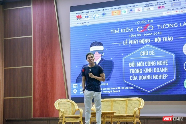 Anh Lê Hồng Minh giao lưu cùng với hàng trăm sinh viên ĐH Kinh tế trong buổi lễ phát động cuộc thi Tìm Kiếm CEO tương lai lần 8. Ảnh: P.Anh.