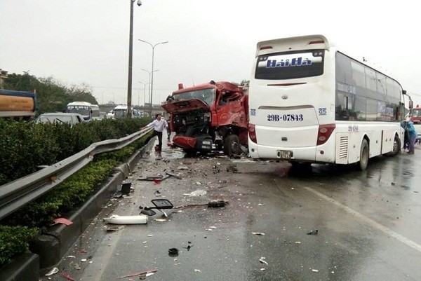 Sau cú đâm trực diện giữa xe cứu hỏa và xe khách trên cao tốc Pháp Vân - Cầu Giẽ đã khiến 9 người bị thương. 
