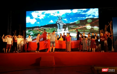 Cảnh trong vở diễn "Khoảng trời con gái" vừa chính thức công diễn tại Hà Tĩnh.