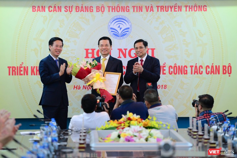 Trưởng ban Tuyên giáo Trung ương Võ Văn Thưởng (trái) và Trưởng ban Tổ chức Trung ương Phạm Minh Chính trao quyết định, chúc mừng quyền Bộ trưởng Nguyễn Mạnh Hùng.