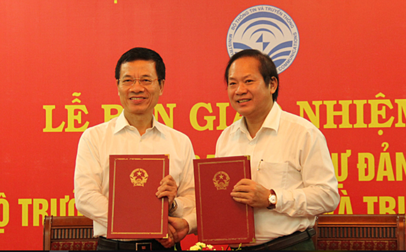 Ông Trương Minh Tuấn và ông Nguyễn Mạnh Hùng ký Biên bản bàn giao nhiệm vụ Bí thư Ban cán sự Đảng và Biên bản bàn giao nhiệm vụ, quyền hạn của Bộ trưởng TT&TT và chức năng, tổ chức bộ máy Bộ TT&TT (giai đoạn từ tháng 4/2016 đến tháng 7/2018).