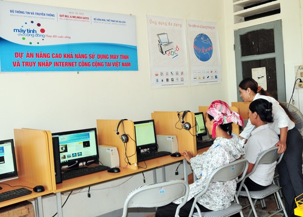 Người dân đến truy cập Internet tại điểm bưu điện văn hóa xã.
