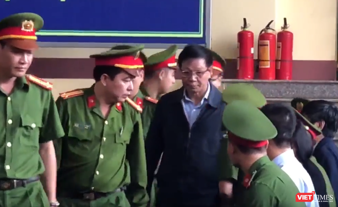 Lực lượng cảnh sát dẫn giải ông Phan Văn Vĩnh vào xét xử.