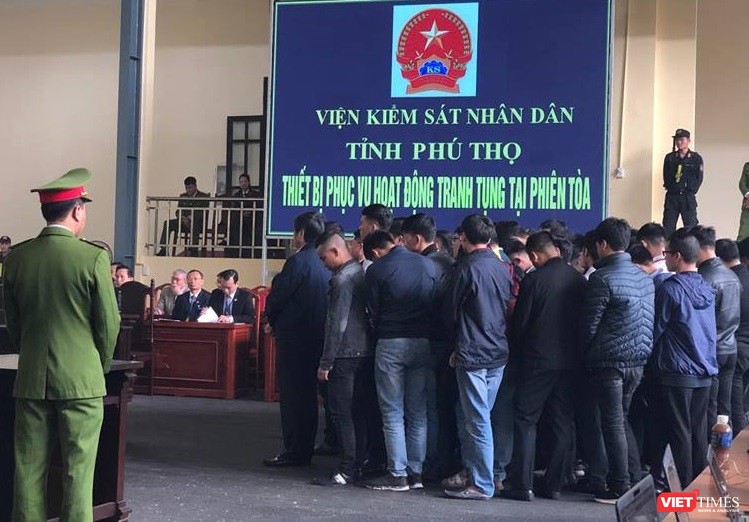 Bị cáo Nguyễn Thanh Hóa đứng hàng trên trong nhóm các bị cáo nghe tòa tuyên phạt hôm nay.
