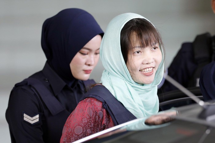 Sau khi nghe cáo trạng, Hương đã nhận tội. Cô mỉm cười và cảm ơn thẩm phán Azmi Ariffin