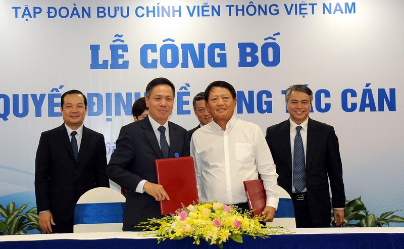 Ông Tô Dũng Thái (hàng trước, bên trái) được bổ nhiệm Phó Tổng giám đốc Tập đoàn, Chủ tịch VNPT - Vinaphone.