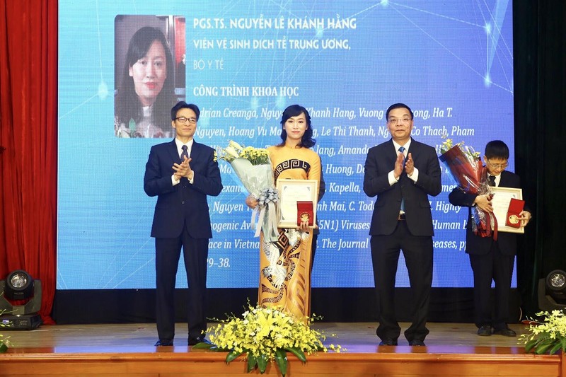 Phó Thủ tướng Vũ Đức Đam và Bộ trưởng Bộ KHCN Chu NGọc Anh trao Giải thưởng Tạ Quang Bửu 2019 cho TS Nguyễn Lê Khánh Hằng. 