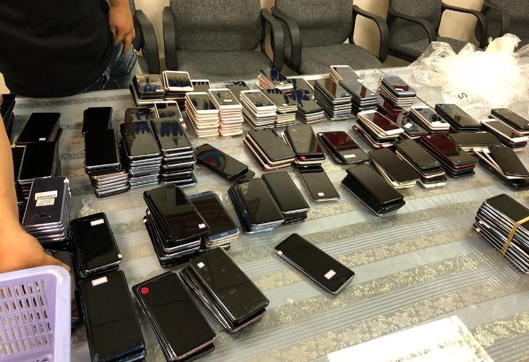 Lô hàng 418 điện thoại di động hiệu Iphone, Samsung và LG đã qua sử dụng bị thu giữ. Ảnh: Hải quan Tân Sơn Nhất