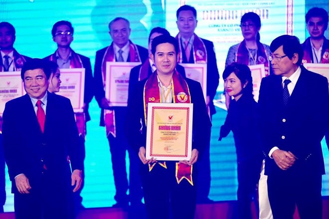Phạm Văn Tam nhận rất nhiều giải thưởng, trong đó rất đáng chú ý là sản phẩm của Asanzo được người tiêu dùng trong nước bình chọn là hàng Việt Nam chất lượng cao.