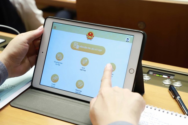 Các đại biểu được trang bị iPad để tra cứu tài liệu từ kỳ họp thứ 7, Quốc hội khóa XIV vừa qua.
