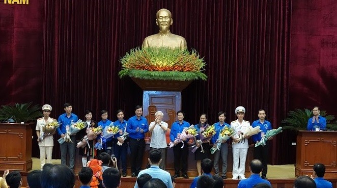 Tổng Bí thư, Chủ tịch nước Nguyễn Phú Trọng tặng hoa chúc mừng các đảng viên trẻ tiêu biểu toàn quốc. 