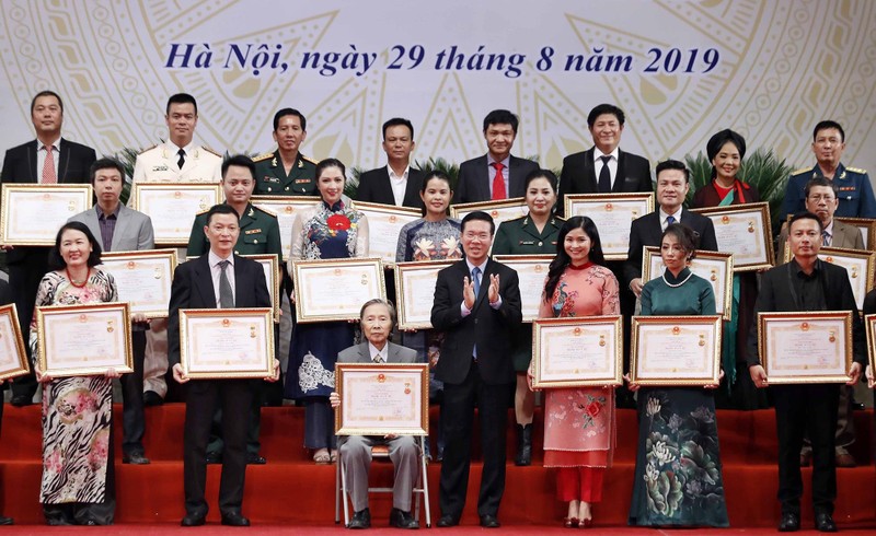 Trưởng Ban Tuyên giáo Trung ương Võ Văn Thưởng trao danh hiệu Nghệ sĩ Ưu tú (đợt năm 2019) cho các nghệ sĩ.