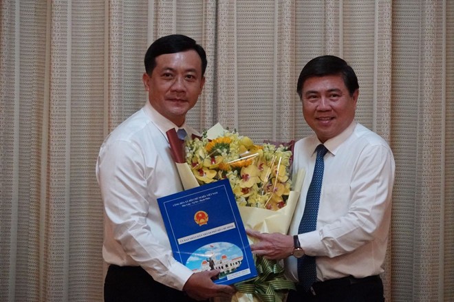 Chủ tịch UBND TPHCM Nguyễn Thành Phong (phải) trao quyết định bổ nhiệm ông Hà Phước Thắng