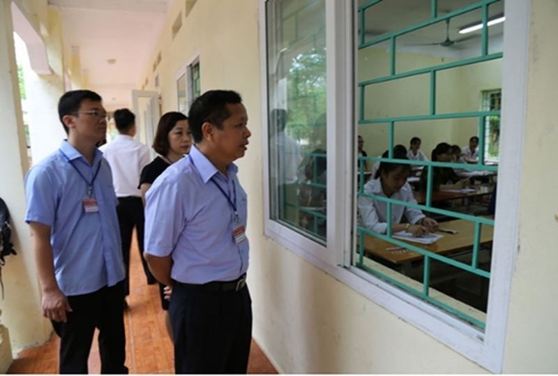 Ông Bùi Trọng Đắc, Giám đốc Sở Giáo dục Hòa Bình đi kiểm tra thi THPT Quốc gia năm 2018 (ảnh hoabinh.edu.vn).