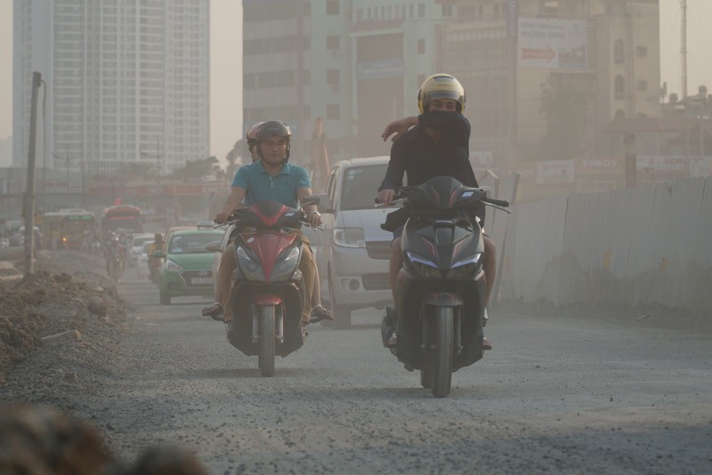 Trước tình hình ô nhiễm không khí ở mức cao trong nhiều ngày nay, Hà Nội đã ra khuyến cáo người dân hạn chế ra đường.