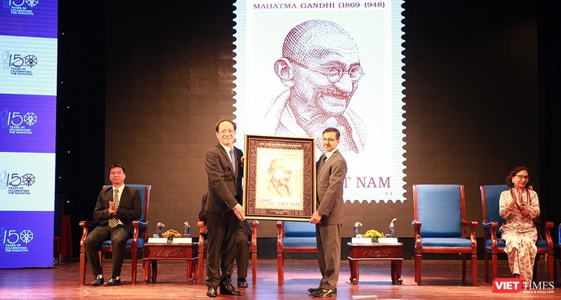 Thứ trưởng Phạm Anh Tuấn thay mặt Bộ TT&TT Việt Nam tặng Đại sứ quán Ấn Độ bức tranh phóng bộ tem.