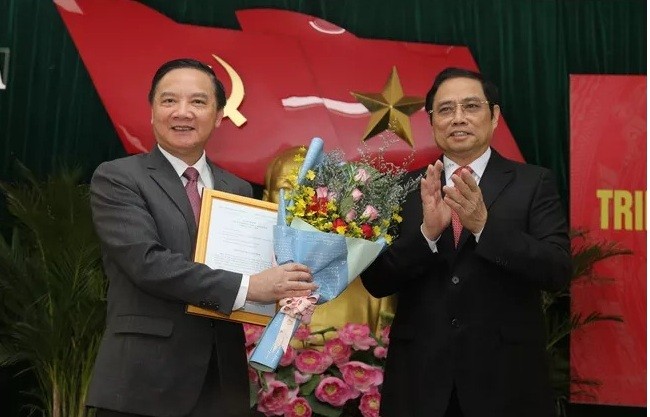 Ông Phạm Minh Chính trao quyết định và chúc mừng ông Nguyễn Khắc Định.