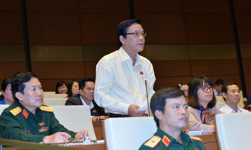  ĐBQH Nguyễn Hồng Vân (Phú Yên) có nhiều ý kiến đóng góp về hình thức xử lí kỉ luật đối với công chức sau khi nghỉ hưu.