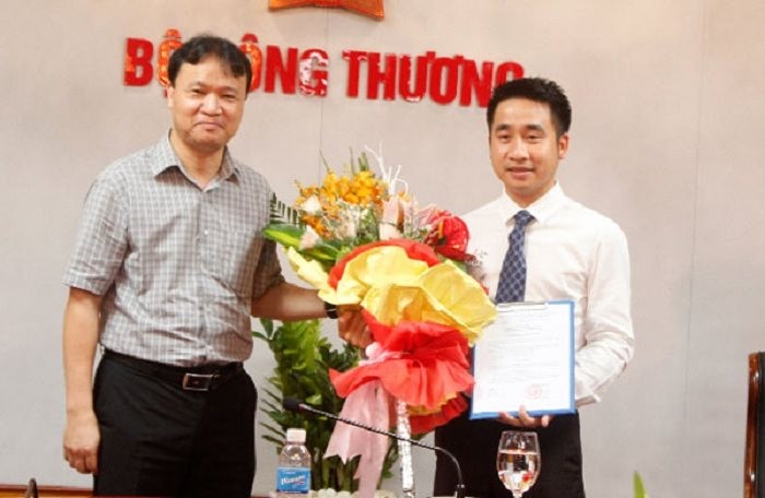 Ông Vũ Hùng Sơn (phải) khi vừa được bổ nhiệm Phó chánh văn phòng Ban Chỉ đạo 389 Quốc gia.