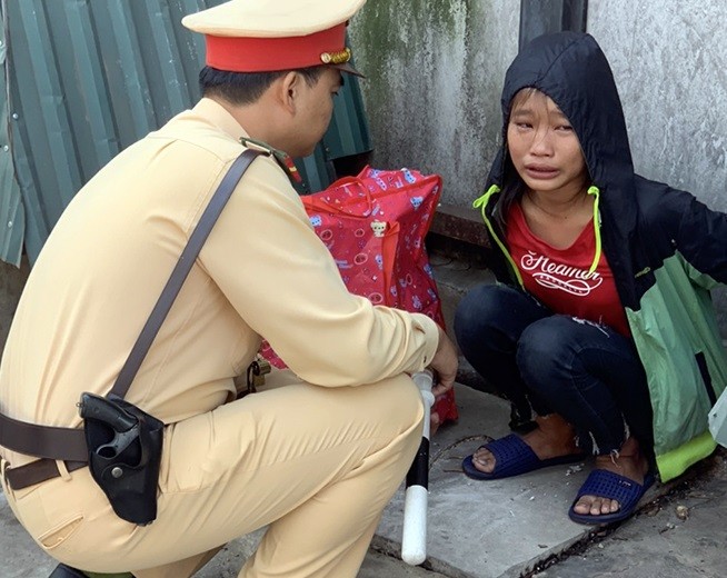 Cháu gái 13 tuổi đói, mệt, nằm lả trên đường trước cổng bến xe Nước Ngầm.