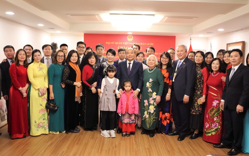 Thủ tướng và phu nhân thăm hỏi bà con kiều bào và gặp gỡ các trí thức trẻ Việt Nam tại Hàn Quốc.