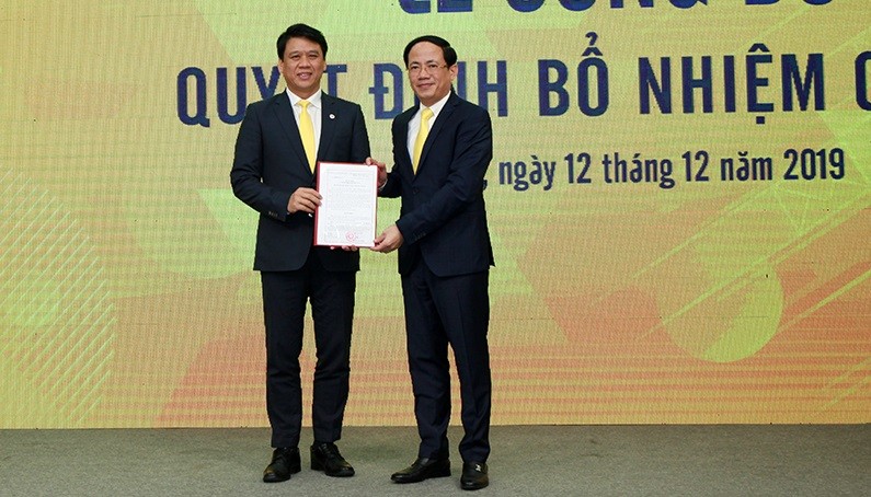 Thứ trưởng Phạm Anh Tuấn (phải) trao quyết định bổ nhiệm Thành viên Hội đồng Thành viên Tổng công ty Bưu điện Việt Nam cho ông Phan Thảo Nguyên.