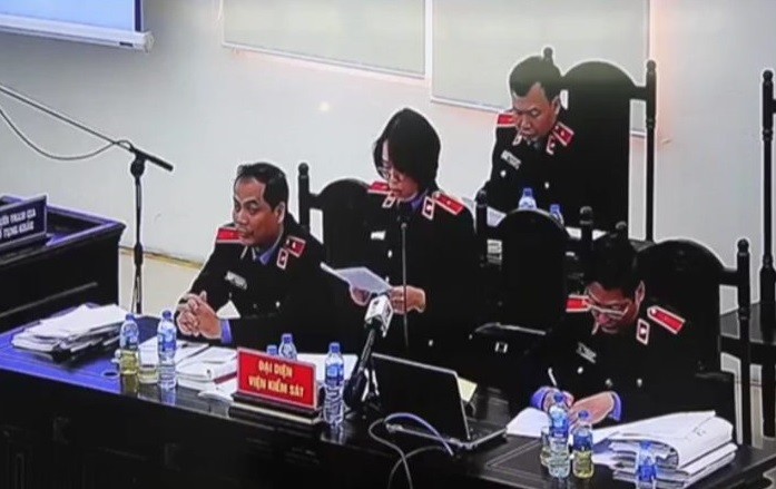 Đại diện Viện Kiểm sát nêu quan điểm về việc giữ lại lá thư ông Nguyễn Bắc Son gửi về cho vợ con. Ảnh chụp từ màn hình trực tuyến tại phòng dự khán.