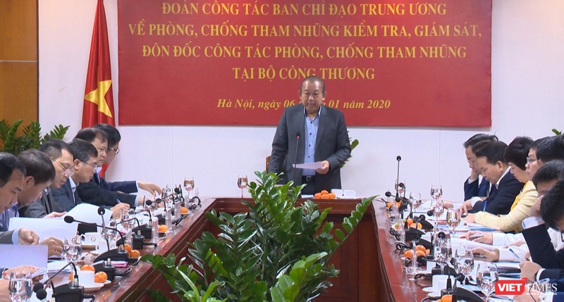 Phó Thủ tướng Thường trực Chính phủ Trương Hòa Bình làm việc tại Bộ Công thương.