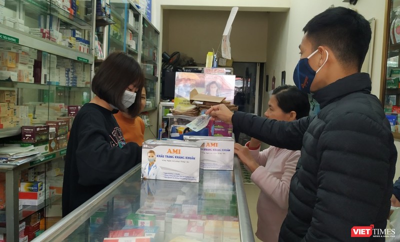 Giá bán khẩu trang tại Hà Nội tiếp tục tăng, gấp 5-6 lần so với ngày thường. Ảnh: Anh Lê