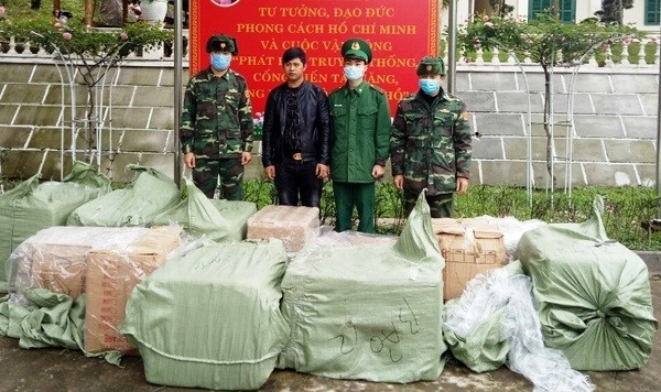 Đối tượng Tiến cùng tang vật bị lực lượng Bộ đội Biên phòng Quảng Ninh bắt giữ. Ảnh: CA tỉnh Quảng Ninh.