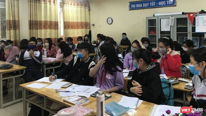 Chủ tịch UBND TP. Hà Nội yêu cầu các trường tiếp tục triển khai việc nắm bắt sức khỏe học sinh, tiến hành khử khuẩn, hướng dẫn cho học sinh phòng chống dịch.