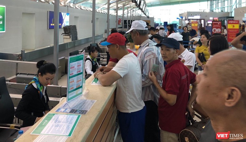 Hàng khách xếp hàng chờ làm thủ tục tại sân bay Phú Quốc.