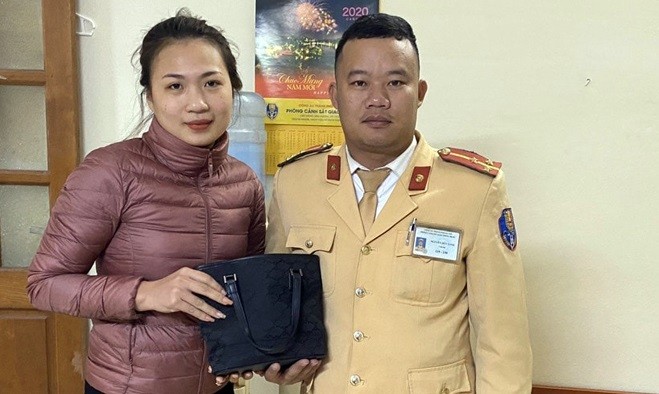 Chị Nguyễn Thùy Linh nhận lại tài sản tại Đội CSGT số 6. Ảnh: Hiệp Bình