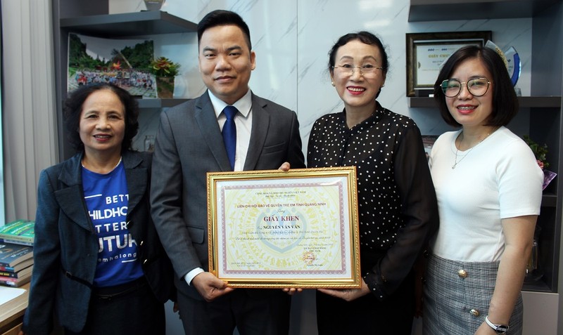 Ông Nguyễn Văn Văn nhận giấy khen của Liên chi hội Bảo vệ quyền trẻ em tỉnh Quảng Ninh. Ảnh: TD.