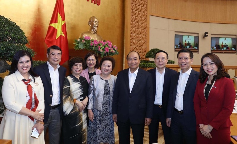 Thủ tướng Nguyễn Xuân Phúc và đại diện một số doanh nghiệp - Ảnh: VGP.